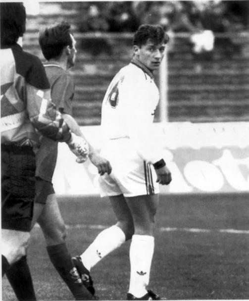 Francesco Totti esordisce nella Roma nella stagione 1992-1993. Vujadin Boskov lo inserisce per tre minuti al termine di Brescia-Roma del 28 marzo 1993. Qui Francesco  ritratto alla sua seconda apparizione in Ancona-Roma 1-1